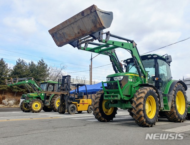 [아산=뉴시스]이종익 기자 = 충남 아산 주민들이 29일 오후 정부가 중국 우한에서 국내로 이송하는 교민과 유학생을 2주간 임시 수용할 것으로 검토중인 경찰인재개발원 출입로를 트랙터 등을 동원해 차량 출입을 막고 있다. 2020.01.29. 007news@newsis.com 