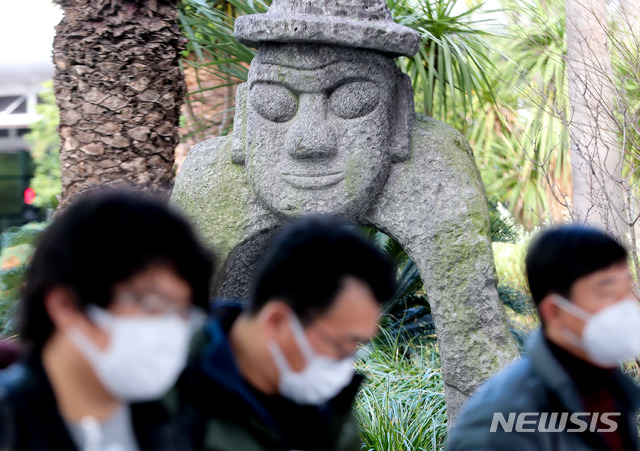 [제주=뉴시스]우장호 기자 = 우한 폐렴(신종 코로나바이러스 감염증)이 전 세계로 확산 중인 29일 제주국제공항에서 마스크를 쓴 이용객들이 이동하고 있다. 2020.01.29. woo1223@newsis.com