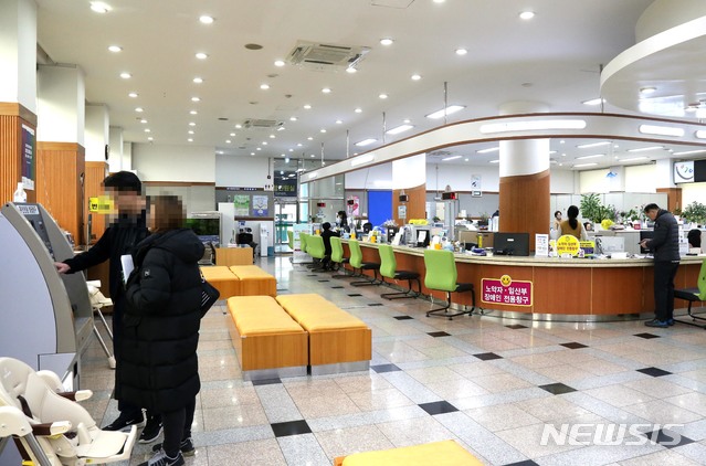 [울산=뉴시스]안정섭 기자 = 울산시 남구가 민원 편의를 위해 운영 중인 수요 야간민원실이 직장인들로부터 큰 호응을 얻고 있다. 사진은 남구청 종합민원실 전경. 2020.01.29. (사진=울산 남구 제공)photo@newsis.com