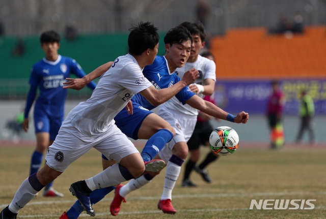 [서울=뉴시스] 제22회 백운기 전국 고등학교 축구대회가 오는 2월 11일부터 23일까지 13일간 광양공설운동장을 비롯한 4개 경기장에서 열린다. (사진=뉴시스 DB). photo@newsis.com