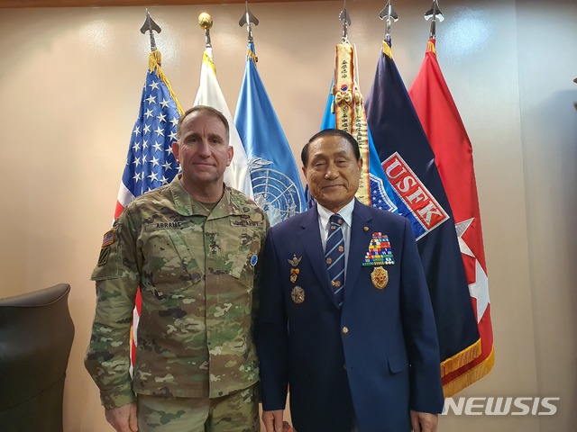 [서울=뉴시스]대한민국 재향군인회는 29일 오후 김진호 회장이 로버트 에이브럼스 한미연합사령관과 만나 한반도 안보정세에 대해 논의했다고 밝혔다. 2020.01.29. (사진=향군 제공)