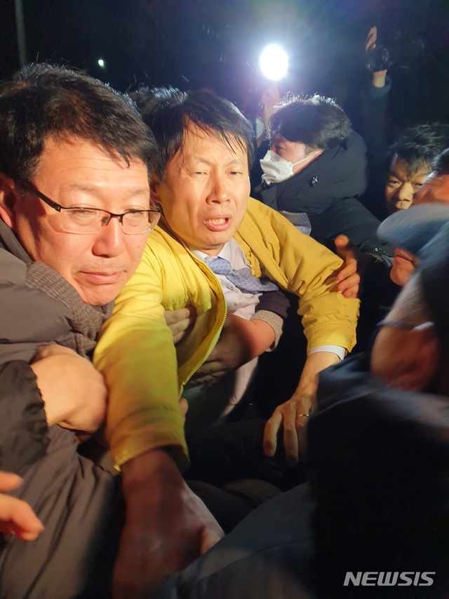 [진천=뉴시스] 조성현 기자=김강립 보건복지부 차관이 지난 1월29일 충북 진천군 국가공무원재개발원 정문 앞에서 주민들의 거센 반발에 다급하게 현장을 빠져나가고 있다. 2020.01.29.jsh0128@newsis.ocm 