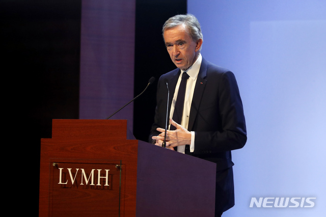 [파리=AP/뉴시스] 베르나르 아르노 루이비통모에헤네시(LVMH) 회장이 경영권을 꼭 자식에게 물려줄 생각은 없다고 밝혔다고 14일(현지시간) 미국 뉴욕타임즈가 보도했다. 사진은 2020년 1월28일 프랑스 파리에서 베르나르 아르노 회장이 기자회견하는 모습. 2023.09.15.