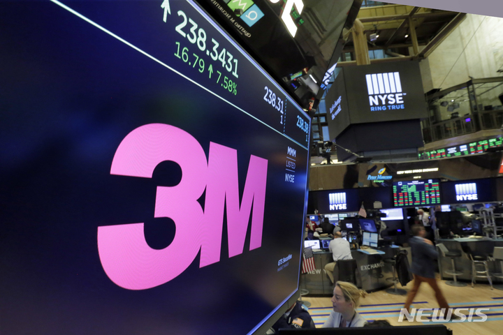 [AP/뉴시스]뉴욕증권거래소(NYSE) 트레이딩 플로어 화면에 나타난 제조업체 3M(쓰리엠) 로고. 2022.06.27.photo@newsis.com