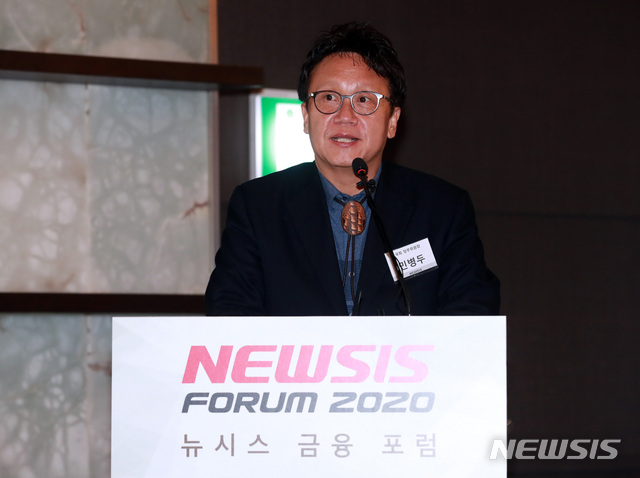 [서울=뉴시스] 이영환 기자 = 민병두 국회 정무위원장이 29일 오전 서울 중구 플라자호텔에서 열린 뉴시스 금융포럼 '2020년 금융정책 방향'에 참석해 축사를 하고 있다. 2020.01.29.&nbsp;&nbsp; 20hwan@newsis.com