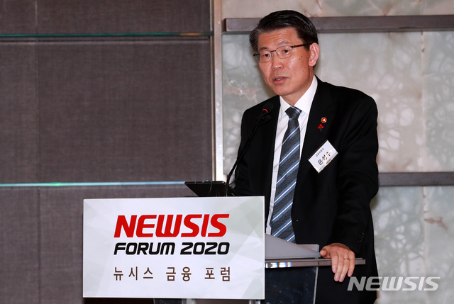 [서울=뉴시스] 이영환 기자 = 은성수 금융위원장이 29일 오전 서울 중구 플라자호텔에서 열린 뉴시스 금융포럼 '2020년 금융정책 방향'에 참석해 특별강연을 하고 있다. 2020.01.29.&nbsp;&nbsp; 20hwan@newsis.com