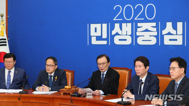 [서울=뉴시스] 장세영 기자 = 이해찬(가운데) 더불어민주당 대표가 29일 서울 여의도 국회에서 열린 더불어민주당 최고위원회의에 참석해 현안관련 발언을 하고 있다. 2020.01.29. photothink@newsis.com