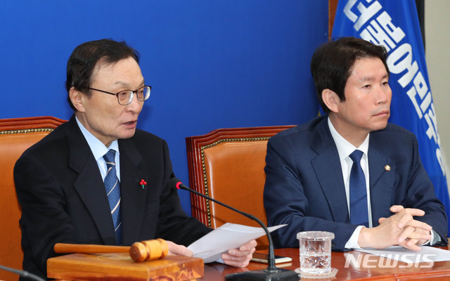 [서울=뉴시스] 장세영 기자 = 이해찬(왼쪽) 더불어민주당 대표가 29일 서울 여의도 국회에서 열린 더불어민주당 최고위원회의에 참석해 현안관련 발언을 하고 있다. 2020.01.29. photothink@newsis.com