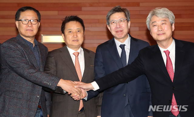 [서울=뉴시스] 김진아 기자 = 박형준 혁신통합추진위원장이 29일 서울 여의도 한 호텔에서 '안철수계'로 분류되는 문병호 전 바른미래당 최고위원, 김영환 전 국민의당 사무총장과 회동 전 악수를 하고 있다. 왼쪽부터 문 전 최고위원, 김 전 사무총장, 박 위원장, 김근식 경남대 교수. 2020.01.29. bluesoda@newsis.com