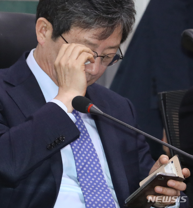 [서울=뉴시스]김명원 기자 = 유승민 새로운보수당 보수재건위원장이 29일 오전 서울 여의도 국회 의원회관에서 열린 제3차 당대표단-주요당직자 확대연석회의에 참석해 핸드폰 문자를 확인하고 있다. 2020.01.29. kmx1105@newsis.com