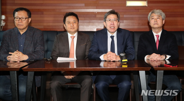 [서울=뉴시스] 김진아 기자 = 박형준 혁신통합추진위원장이 29일 서울 여의도 한 호텔에서 '안철수계'로 분류되는 문병호 전 바른미래당 최고위원, 김영환 전 국민의당 사무총장과 회동에서 발언하고 있다. 왼쪽부터 문 전 최고위원, 김 전 사무총장, 김근식 경남대 교수. 2020.01.29. bluesoda@newsis.com