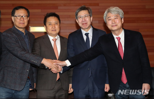 [서울=뉴시스] 김진아 기자 = 박형준 혁신통합추진위원장이 29일 서울 여의도 한 호텔에서 '안철수계'로 분류되는 문병호 전 바른미래당 최고위원, 김영환 전 국민의당 사무총장과 회동 전 악수를 하고 있다. 왼쪽부터 문 전 최고위원, 김 전 사무총장, 박 위원장, 김근식 경남대 교수. 2020.01.29. bluesoda@newsis.com
