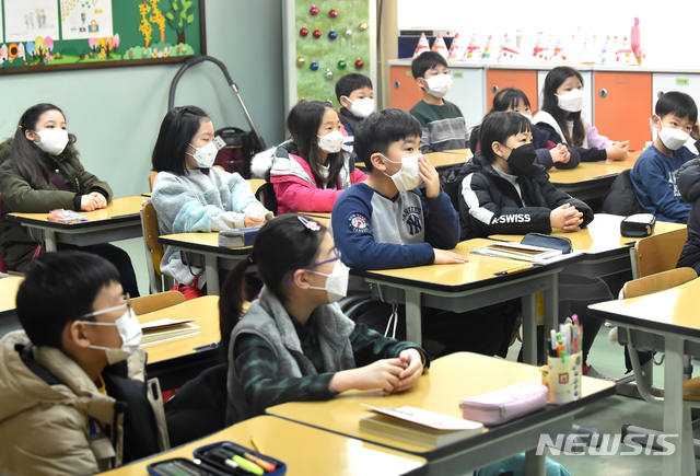 [수원=뉴시스] 김종택 기자 = 신종 코로나바이러스 감염증(우한 폐렴) 확산 우려가 커지는 가운데 29일 오전 경기 수원시 한 초등학교 학생들이 호흡기 질병 예방을 위해 마스크를 착용한 채 수업을 하고 있다. 2020.01.29.semail3778@naver.com