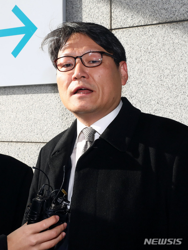 [서울=뉴시스]홍효식 기자 = 이광철 대통령비서실 민정비서관이 29일 오전 서울 서초구 서울중앙지검에 청와대 하명수사 및 선거개입 의혹 관련 수사를 받기 위해 출석해 취재진 질문에 답하고 있다. 2020.01.29.&nbsp; yesphoto@newsis.com