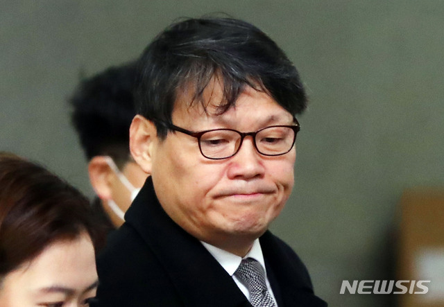 [서울=뉴시스]홍효식 기자 = 이광철 대통령비서실 민정비서관이 29일 오전 서울 서초구 서울중앙지검에 청와대 하명수사 및 선거개입 의혹 관련 수사를 받기 위해 출석하고 있다. 2020.01.29.&nbsp; yesphoto@newsis.com