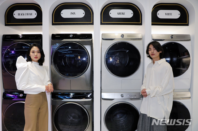 [서울=뉴시스]김근현 기자 = 삼성전자 모델들이 29일 오전 서울 강남구 삼성 디지털프라자 강남본점에 마련된 라이프스타일 쇼룸 ‘#프로젝트 프리즘(#ProjectPRISM)’에서 소비자 개개인의 사용 습관에 맞춰 세탁과 건조를 해주는 인공지능 세탁기·건조기 ‘삼성 그랑데 AI’를 소개하고 있다. 2020.01.29.khkim@newsis.com
