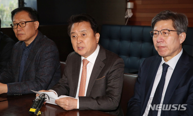 [서울=뉴시스] 김진아 기자 = 김영환 전 국민의당 사무총장이 29일 서울 여의도 한 호텔에서 박형준 혁신통합추진위원장과의 회동에서 발언하고 있다. 왼쪽부터 문병호 전 바른미래당 최고위원, 김 전 사무총장, 박 위원장. 2020.01.29. bluesoda@newsis.com