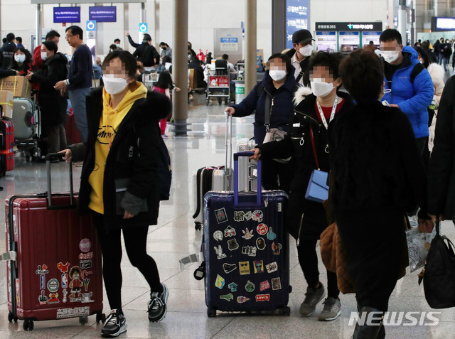 [인천공항=뉴시스] 고범준 기자 = 우한 폐렴(신종 코로나바이러스 감염증)이 빠르게 확산하고 있는 가운데 29일 오전 인천국제공항 제1여객터미널에서 관광객들이 마스크를 쓰고 이동하고 있다. 2020.01.29. bjko@newsis.com