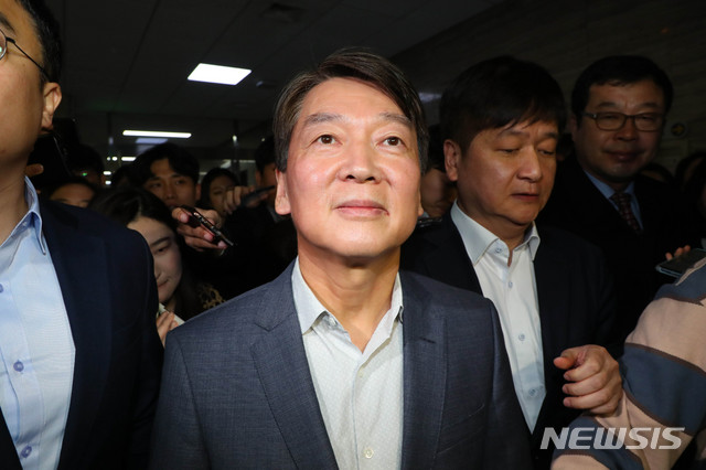 [서울=뉴시스] 장세영 기자 = 안철수 바른미래당 전 의원이 29일 서울 여의도 국회에서 탈당 기자회견을 마친 뒤 회견장을 나서고 있다. 2020.01.29. photothink@newsis.com