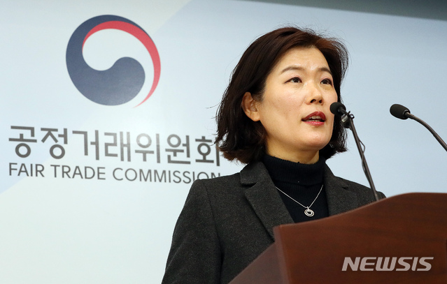 [세종=뉴시스] 강종민 기자 = 이순미 공정거래위원회 가맹거래과장이 29일 오전 정부세종청사에서 지난해 9~11월 중 200개 가맹본부와 1만 2000개 가맹점을 대상으로 서면실태조사한 결과, 가맹분야의 불공정 거래관행이 지속적으로 개선되고 있는 것으로 나타났다고 밝히고 있다. 2020.01.29. ppkjm@newsis.com