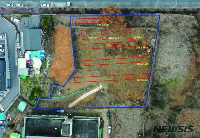 [광주=뉴시스] 신대희 기자 = 5·18기념재단의 의뢰를 받은 대한문화재연구원은 29일 광주 북구 문흥동 옛 광주교도소 북쪽 무연고 수형자 공동묘지 주변 경비교도대 뒤편 2888㎡ 부지에서 암매장 유해 발굴 작업을 진행하고 있다. 발굴 장소를 7구역(빨간 선)으로 나눈 모습. (사진 = 5·18 재단 제공) 2020.01.29. photo@newsis.com