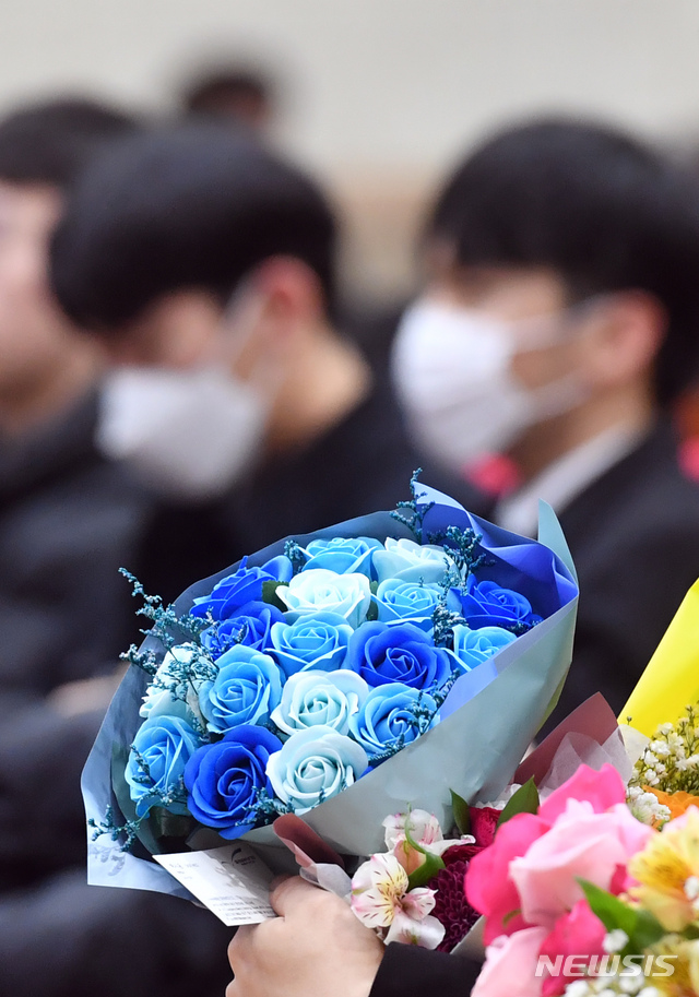 [부산=뉴시스] 하경민 기자 = 2019학년도 전기 한국해양대 해사대학 학위수여식이 열린 29일 오전 부산 영도구 한국해양대 대강당에서 마스크를 쓴 졸업생들이 행사진행을 지켜보고 있다. 대학은 '우한 폐렴'(신종 코로나바이러스 감염증) 우려에 따라 이날 졸업식 행사를 축소해 진행했다. 2020.01.29.&nbsp; yulnetphoto@newsis.com