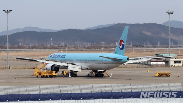 [인천공항=뉴시스]고범준 기자 = 29일 인천국제공항 대한항공 정비고에서 정비사들이 작업을 하고 있다. 정부는 신종 코로나바이러스 감염증 발원지인 중국 우한에 고립된 한국인 700여명의 국내 송환을 위해 오는 30일부터 31일까지 대한항공 전세기를 4차례 급파한다. 2020.01.29. photo@newsis.com