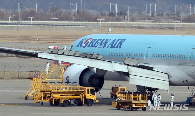 [인천공항=뉴시스]고범준 기자 = 29일 인천국제공항 대한항공 정비고에서 정비사들이 작업을 하고 있다. 정부는 신종 코로나바이러스 감염증 발원지인 중국 우한에 고립된 한국인 700여명의 국내 송환을 위해 오는 30일부터 31일까지 대한항공 전세기를 4차례 급파한다. 2020.01.29.&nbsp; photo@newsis.com
