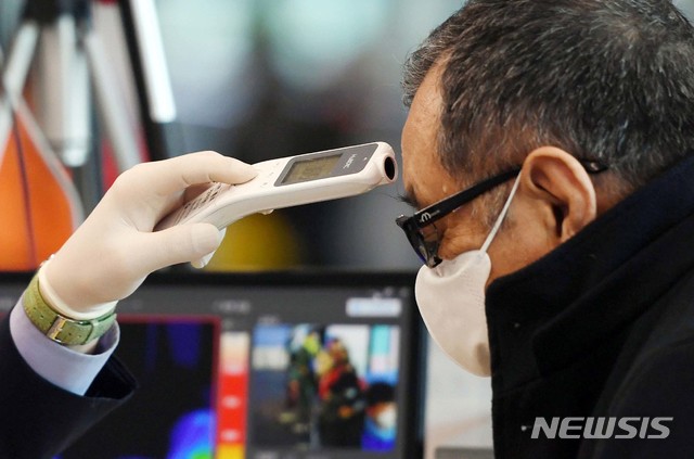 [인천공항=뉴시스]고범준 기자 = 우한 폐렴(신종 코로나바이러스 감염증) 공포가 확산하는 가운데 29일 인천국제공항 제1터미널 입국장에서 중국 텐진에서 입국하는 승객이 검역을 받고 있다. 2020.01.29.&nbsp; photo@newsis.com 