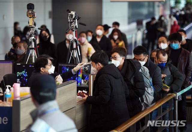 [인천공항=뉴시스]고범준 기자 = 우한 폐렴(신종 코로나바이러스 감염증) 공포가 확산하는 가운데 29일 인천국제공항 제1터미널 입국장에서 중국 텐진에서 입국하는 승객들이 검역을 받고 있다. 2020.01.29. photo@newsis.com