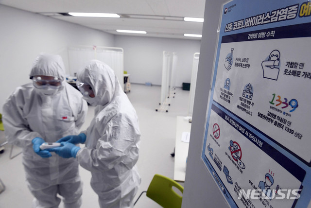 [인천공항=뉴시스] 고범준 기자 = 우한 폐렴(신종 코로나바이러스 감염증)에 대한 불안이 확산되고 있는 29일 인천국제공항 제1터미널에 마련된 선별진료소에서 보호복을 입은 군의관과 간호장교가 업무를 보고 있다. 2020.1.29. photo@newsis.com