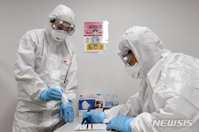 [인천공항=뉴시스] 고범준 기자 = 우한 폐렴(신종 코로나바이러스 감염증)에 대한 불안이 확산되고 있는 29일 인천국제공항 제1터미널에 마련된 선별진료소에서 보호복을 입은 군의관과 간호장교가 업무를 보고 있다. 2020.1.29.&nbsp; photo@newsis.com