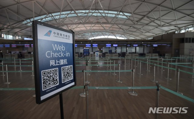 [인천공항=뉴시스]고범준 기자 = 중국 후베이(湖北)성 우한에서 발생한 신종 코로나바이러스 감염증이 전세계로 확산하는 가운데 29일 인천국제공항 출국장의 한 중국 항공사 체크인 카운터가 한산한 모습을 보이고 있다. 28일 여행업계에 따르면 하나투어와 모두투어, 노랑풍선 등 국내 주요 여행사들은 이번 주 출발하는 중국 여행 예약을 100% 일괄 취소하고, 수수료 없이 환불 조치하기로 했다. 2020.01.29. photo@newsis.com