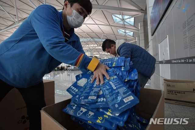 [인천공항=뉴시스]고범준 기자 = 중국 후베이(湖北)성 우한에서 발생한 우한 폐렴(신종 코로나바이러스 감염증)이 전세계로 확산하는 가운데 29일 인천국제공항 출국장에서 중국 교민과 택배업체 직원들이 하얼빈으로 보내는 한국산 마스크를 포장하고 있다. 2020.01.29.   photo@newsis.com