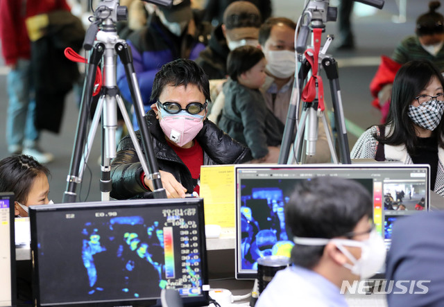 [인천공항=뉴시스] 고범준 기자 = 지난해 1월29일 인천국제공항 1터미널에서 물안경을 착용한 채 중국 진안에서 입국한 여행자가 전수발열검사에 앞서 건강상태질문서를 작성하고 있다. 2021.01.04. photo@newsis.com