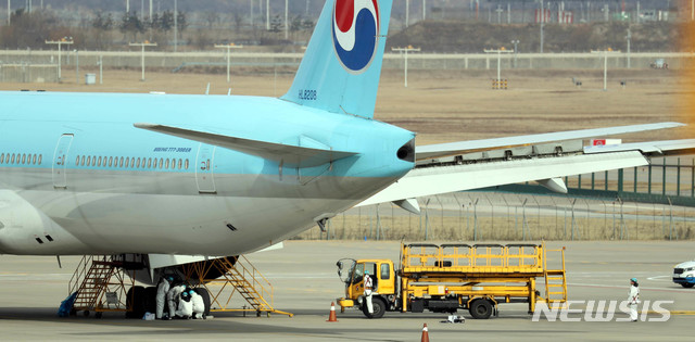 [인천공항=뉴시스] 고범준 기자 = 우한 폐렴(신종 코로나바이러스 감염증)에 대한 불안이 확산되고 있는 가운데, 전날 오전 인천공항 대한항공 정비창에서 정비사들이 항공기를 정비하고 있다. 2020.1.29. photo@newsis.com