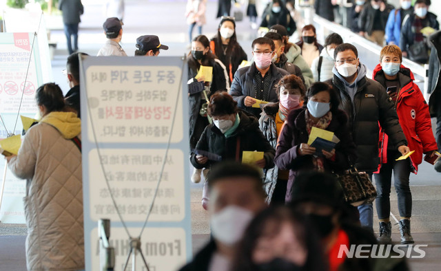 [인천공항=뉴시스] 고범준 기자 = 우한 폐렴(신종 코로나바이러스 감염증)에 대한 불안이 확산되고 있는 지난달 29일 인천국제공항 제1터미널에서 건강상태질문서를 든 중국발 항공기 이용객들이 발열검사를 위해 이동하고 있다. 2020.02.06. photo@newsis.com