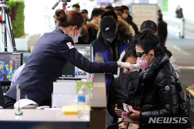 [인천공항=뉴시스] 고범준 기자 = 우한 폐렴(신종 코로나바이러스 감염증)에 대한 불안이 확산되고 있는 지난달 29일 인천국제공항 제1터미널에서 물안경과 마스크를 착용한 중국발 항공기 이용객이 발열검사를 받고 있다. 2020.02.29. photo@newsis.com