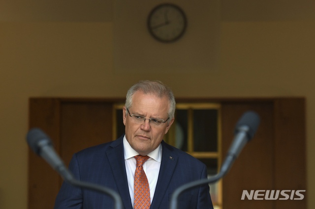 [캔버라=AP/뉴시스] 스콧 모리슨 호주 총리가 29일(현지시간) 캔버라 의회에서 성명을 발표하고 있다. 그는 이날 뉴질랜드 당국과 합동 작전을 펼쳐 '우한 폐렴(신종 코로나바이러스 감염증)'의 진원지인 중국 후베이(湖北)성 우한(武漢)에서 호주인과 뉴질랜드인 약 600여명을 대피시키겠다고 발표했다. 구출된 이들은 호주 본토에서 약 2600㎞ 떨어진 크리스마스 섬에 2주 동안 격리된다. 2020.1.29.