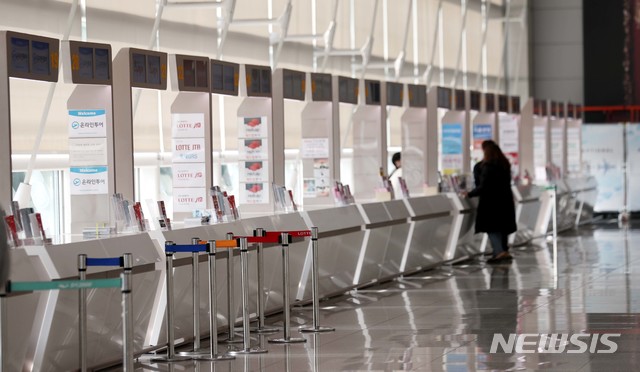 [인천공항=뉴시스] 고범준 기자 = 신종 코로나의 국내 확산 우려가 커진 지난달 29일 인천국제공항 제1여객터미널 출국장 여행사 카운터가 한산한 모습을 보이고 있다. 2020.02.06. photo@newsis.com