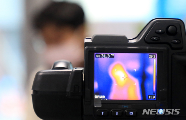 [전주=뉴시스] 김얼 기자= 우한 폐렴(신종 코로나바이러스 감염증)의 확산과 더불어 시민들의 우려의 목소리가 높아지고 있는 29일 전북 전주시 전주시보건소 출입구에서 직원들이 열화상 카메라를 설치해 발열 여부를 조사하고 있다. 2020.01.29. pmkeul@newsis.com