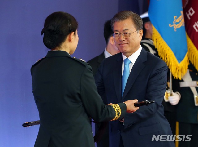 [서울=뉴시스]배훈식 기자 = 문재인 대통령이 29일 청와대 영빈관에서 열린 준장 진급자 삼정검 수여식에 참석해 수여대상자에 삼정검을 수여하고 있다. 2020.01.29. dahora83@newsis.com