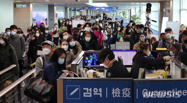 [인천공항=뉴시스] 고범준 기자 = 지난달 29일 중국 광저우에서 출발한 항공기 여객들이 인천국제공항 제1터미널을 통해 입국하며 발열 검사 및 검역 질의서를 제출하고 있다. 2020.02.12. photo@newsis.com