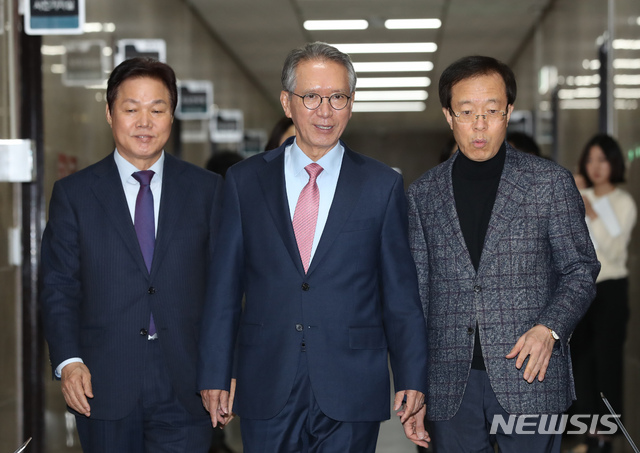 [서울=뉴시스] 고승민 기자 = 김형오 자유한국당 공천관리위원장이 29일 서울 여의도 국회에서 열린 당 공천관리위원회 회의에 참석하고 있다. 2020.01.29.kkssmm99@newsis.com