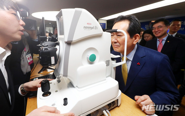 [서울=뉴시스]홍효식 기자 = 정세균 국무총리가 29일 오후 서울 강남구 대웅빌딩에서 열린 데이터·AI 기업 현장 간담회를 마친 뒤 뷰노의 안저질환을 보조하는 뷰노 메드 펀더스 AI를 시연하고 있다. 2020.01.29. yesphoto@newsis.com