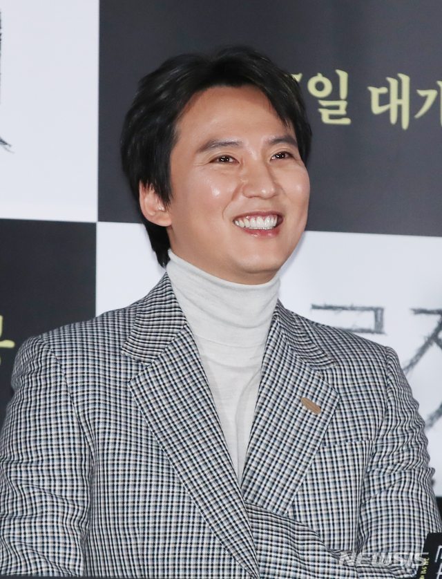 [서울=뉴시스] 조수정 기자 = 영화 '클로젯' 배우 김남길이 28일 서울 이촌동 CGV용산아이파크몰에서 열린 언론시사회에서 질문에 답하고 있다. 영화 클로젯은 2월 5일 개봉한다. 2020.01.28.chocrystal@newsis.com