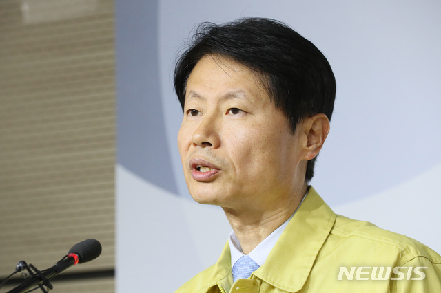 [세종=뉴시스]강종민 기자 = 김강립 보건복지부 차관이 29일 오후 세종시 정부세종청사에서 우한 폐렴(신종 코로나바이러스 감염증) 대책상황과 조치계획을 밝히고 있다. 2020.01.29.  ppkjm@newsis.com