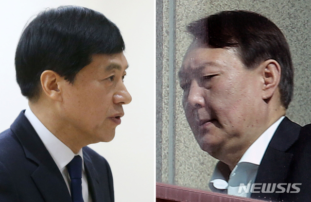 [서울=뉴시스]홍효식·김근현 기자 = 이성윤(왼쪽) 서울중앙지검장이 지난 13일 오전 서울 서초구 서울중앙지검에서 취임사를 하고 있다. 오른쪽 사진은 윤석열 검찰총장이 지난 23일 오후 서울 서초구 대검찰청에서 구내식당으로 이동하고 있다. 2020.01.29. khkim@newsis.com 