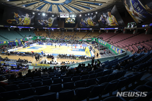 [서울=뉴시스] 조수정 기자 = 국내 우한 폐렴(신종 코로나 바이러스 감염증) 확산이 우려되는 가운데 28일 잠실실내체육관에서 열린 2019-2020 KBL 프로농구 서울 삼성 대 부산 KT 경기에서 관객석의 대부분이 비어있다. 2020.01.28.chocrystal@newsis.com