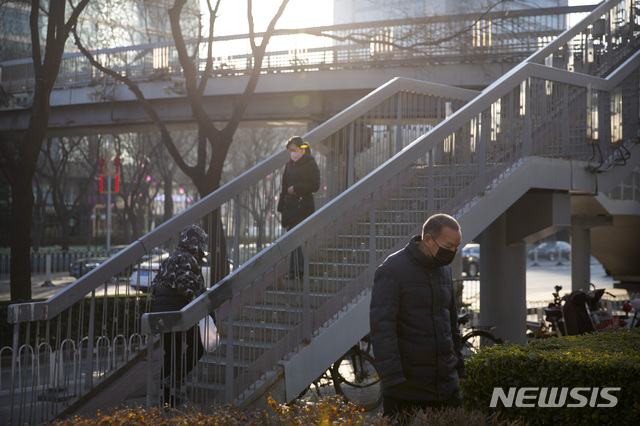 [베이징=AP/뉴시스]중국 베이징에서 지난29일 시민들이 마스크를 착용하고 거리를 걷고 있다. 2020.01.30.